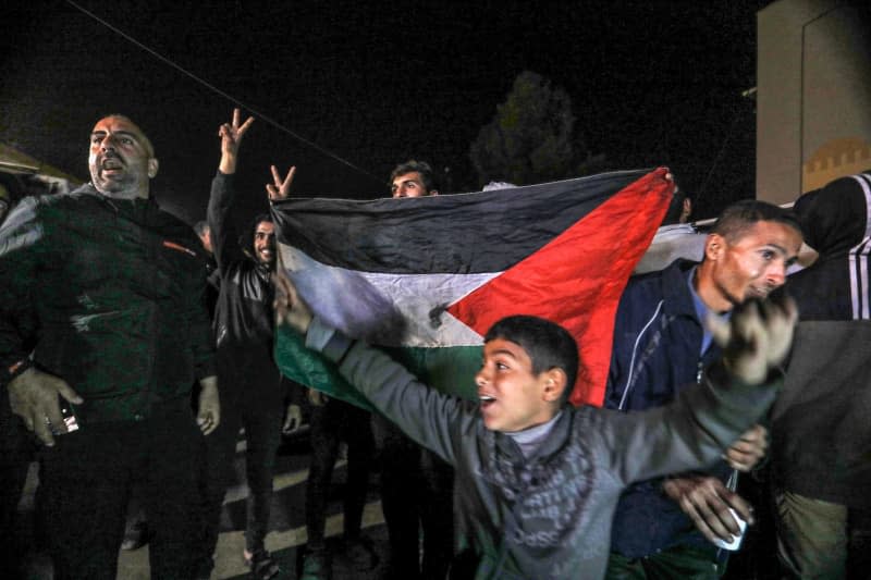 Palestinians celebrate in the streets of Khan Younis, following the announcement of a ceasefire agreement between Israel and Hamas. The deal, announced during a conference in the Qatari capital Doha, aims to end over 15 months of war in the Palestinian territory between Israel and Hamas. Abed Rahim Khatib/dpa