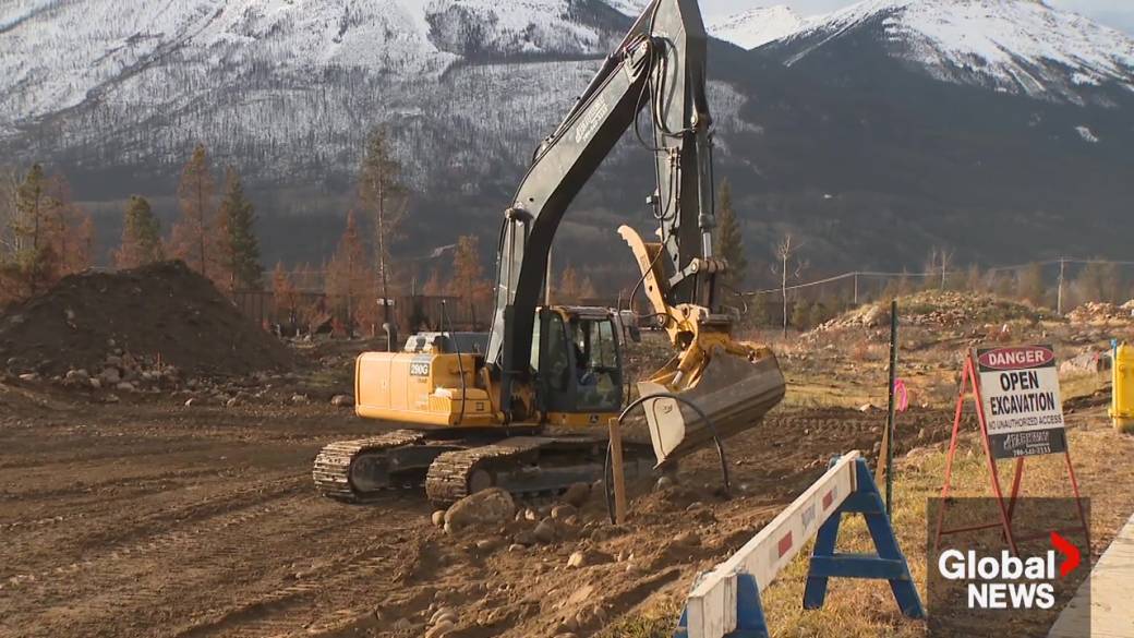 Click to play video: 'Jasper’s lack of land stalls provincial interim wildfire housing support'