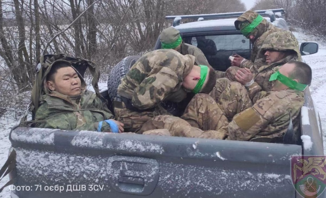 Ukrainian forces repel Russian assault and capture 6 soldiers – videos