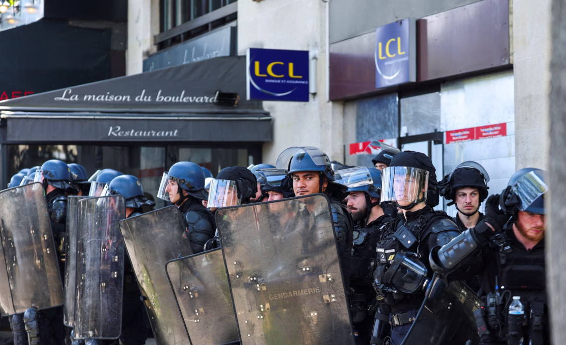 Clashes between police and May Day demonstrators in Paris | Humanitarian Crises