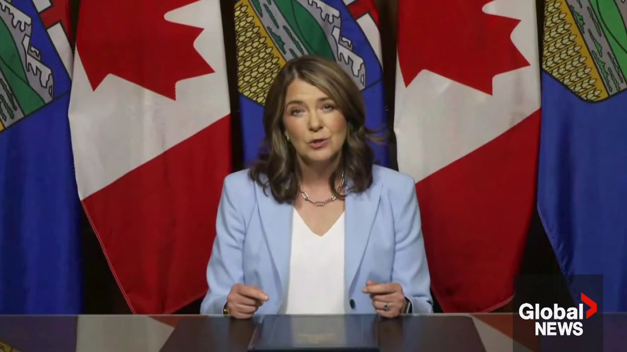 Click to play video: 'Premier Danielle Smith to take questions from reporters about Alberta’s future in Canada'