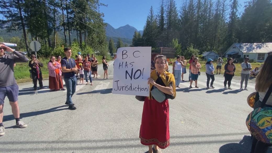Click to play video: 'First Nations halt traffic on B.C. highway in protest of limited Joffre Lakes closure'