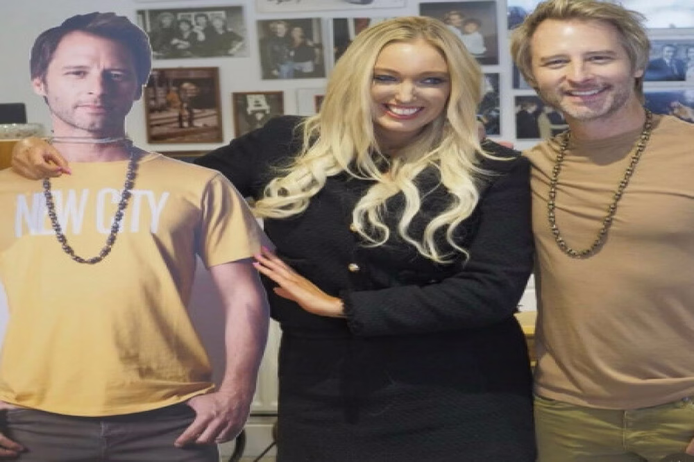 Hayley Palmer with Chesney Hawkes and his cardboard cut-out /© Hayley Palmer