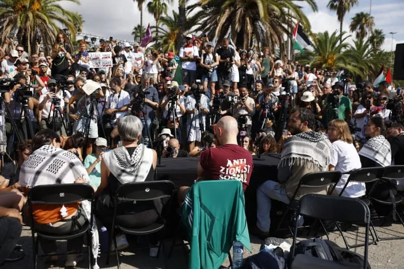 Dozens of people gather before the farewell to the Global Sunat Flotilla at the Port of Barcelona. The Global Sumud Flotilla sets sail from the Mediterranean to confront Israel's illegal blockade and bring humanitarian aid to Gaza. The flotilla exceeds 20 boats and 300 people with activists from 44 different countries, with more boats scheduled to join them when they arrive in Tunisia. Kike Rincón/EUROPA PRESS/dpa