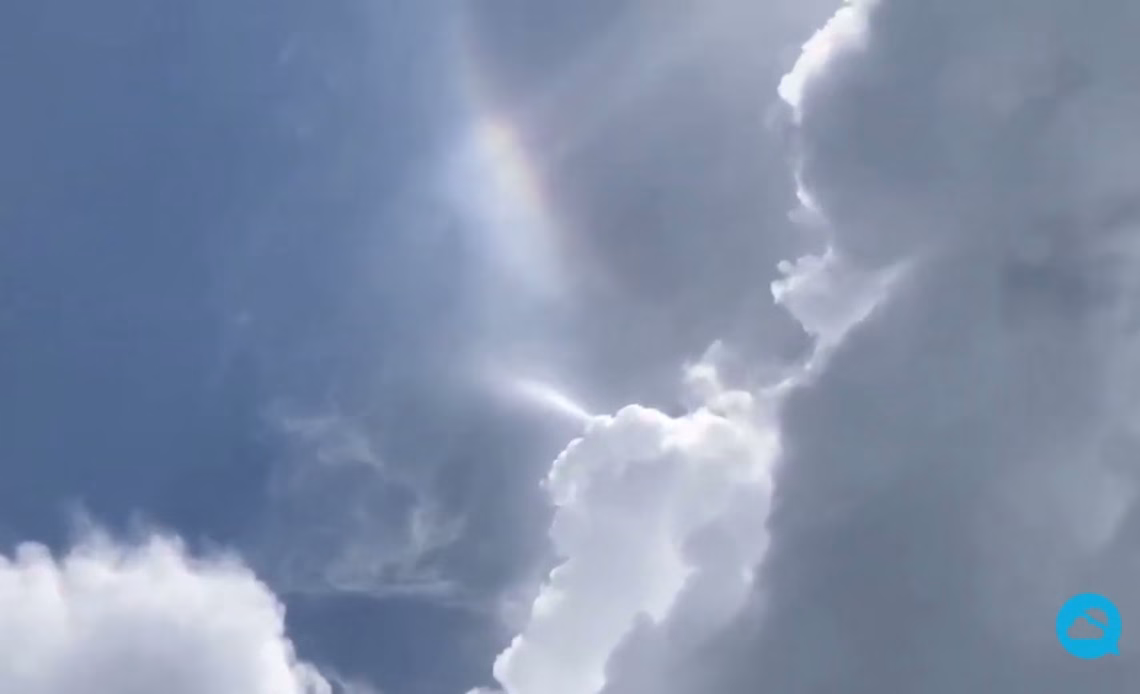 Spectacular Crown Flash captured in the United States - YouTube
